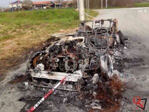 VOLPIANO – Auto in fiamme a Cascine Malone (FOTO)