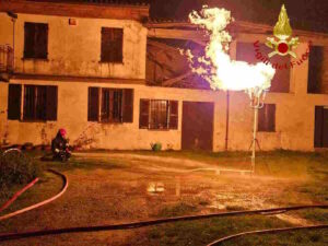 ASTI – Casa pericolante: operazione di svuotamento del bombolone (FOTO)