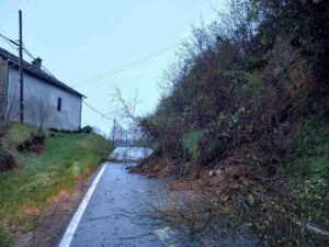 BROSSO – Frana sulla provinciale 66 che conduce a Vico; intervento dei Vigili del Fuoco