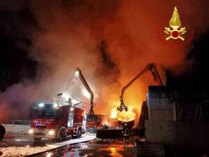 ASTI – Incendio di carcasse d’auto compattate a Costigliole d’Asti
