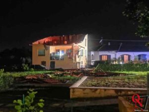 BUSANO – Vento scoperchia il tetto di una casa in via Matteotti (FOTO E VIDEO)