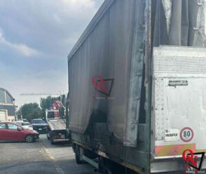 BORGARO – Camion in fiamme, illeso l’autista