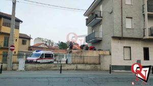 RIVAROLO CANAVESE – Cade dal secondo piano e finisce sui tetti dei garage sottostanti (FOTO E VIDEO)