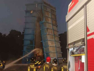 ASTI – Incendio compattatore nel cortile di un’azienda in strada Aniotto