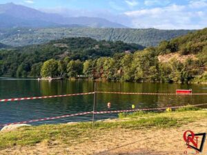 CHIAVERANO – Lago Sirio: massi collassano in acqua, messa in sicurezza la sponda (FOTO)