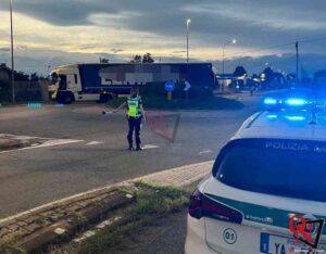 BORGARO TORINESE – Camion fermo in mezzo alla rotonda in via Lanzo (FOTO)