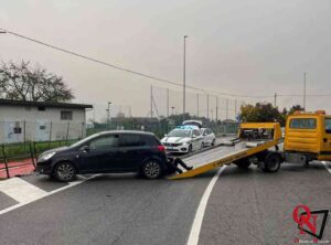BORGARO – Urta contro le barriere della pista ciclabile, se ne va e abbandona l’auto