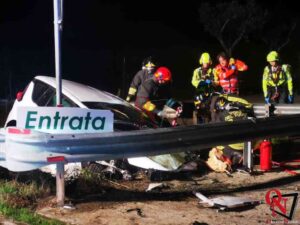 BUSANO – Incidente: auto salta il guardrail e si schianta contro un ponticello in cemento (FOTO E VIDEO)