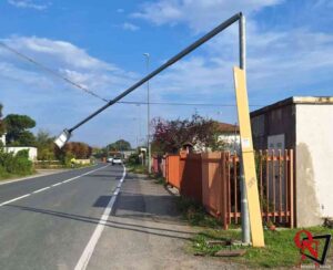 BUSANO – Camion gru “aggancia” un cavo elettrico e spezza a metà due pali della luce (FOTO)