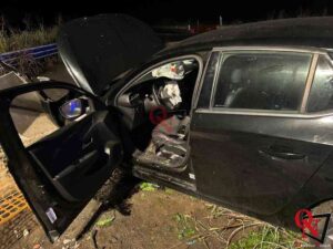 CALUSO – Incidente sulla SS26: auto esce di strada nella rotatoria e si schianta (FOTO)