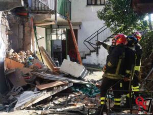 PONT CANAVESE – Esplosione in una casa di via Berchera, nessun ferito (FOTO E VIDEO)