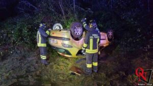 SAN MARTINO CANAVESE – Auto sulla Sp56 esce di strada e si ribalta (FOTO)