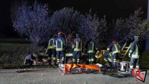 RIVAROLO CANAVESE – Auto nella roggia, donna incastrata (FOTO e VIDEO)