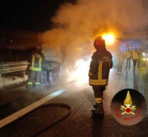 ASTI – Autocarro furgonato in fiamme sulla A21, tra Asti Ovest e Villanova (FOTO)