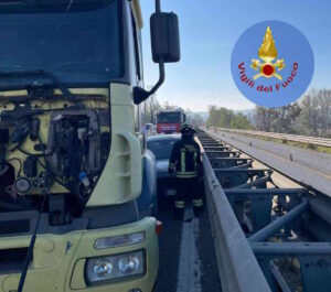 ASTI – Incidente in tangenziale: coinvolti due tir e una vettura bloccata tra i due mezzi pesanti (FOTO)