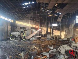 BUROLO – Incendio in un capannone partito da un escavatore; ingenti i danni (FOTO)