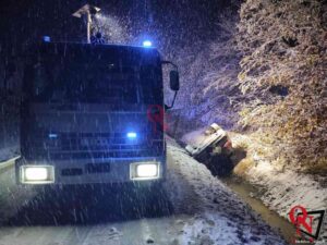 SAN GIUSTO CANAVESE – Auto ribaltata nel fosso, nessun ferito (FOTO)