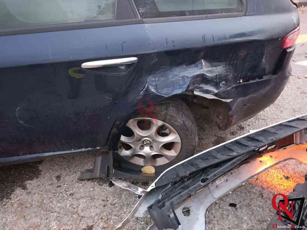TORINO – Auto si schianta contro ad una vettura parcheggiata e si ribalta
