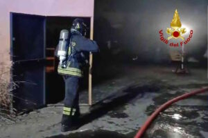 TRINO VERCELLESE – Incendio in uno stabilimento; numerose squadre di VVF sul posto