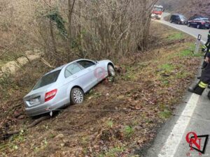 FRONT – Auto esce di strada e finisce nella scarpata; illeso il conducente (FOTO)