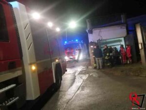 PONT CANAVESE – Incendio un garage; all’interno vive una donna con i 5 gatti