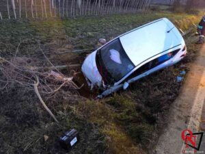 SAN GIUSTO CANAVESE – Auto esce di strada sulla Sp40 e finisce nel fosso contro un ponticello di cemento