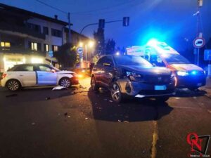 VALPERGA – Scontro tra due auto all’incrocio semaforico: feriti due bambini (FOTO E VIDEO)