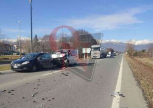 SALASSA – Tamponamento sulla SS460 nei pressi del semaforo temporaneo: traffico congestionato