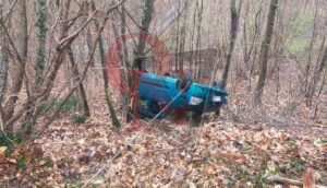 CHIAVERANO – Auto esce di strada e si ribalta nella boscaglia; ferito un pensionato (FOTO)