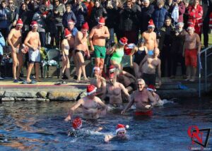 CHIAVERANO – Diciannove “orsi polari” si sono tuffati nel Lago Sirio (FOTO)