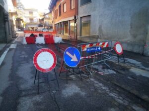 FAVRIA – Cede il manto stradale: viabilità modificata (FOTO)
