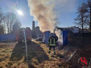 FELETTO – Fumo da un cassone dell’Ecocentro, intervento dei Vigili del Fuoco
