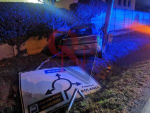 VALPERGA – Incidente in via Busano: auto abbatte un palo e si schianta contro al muro (FOTO)