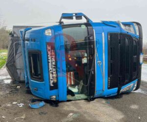 VEROLENGO – Camion ribaltato sulla provinciale tra Borgo Revel e Crescentino (FOTO)