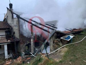 PONT CANAVESE – Grosso incendio casa in strada Navetta (FOTO)
