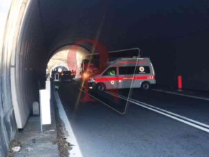QUAGLIUZZO – Tamponamento con 3 auto in galleria sulla Pedemontana (FOTO E VIDEO)