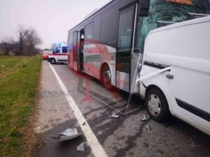 SALASSA – Tamponamento sulla 460: 4 mezzi coinvolti, 2 feriti non gravi (FOTO E VIDEO)