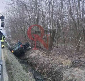 SAN GIUSTO CANAVESE – Incidente sulla Sp40, auto ribaltata nel fosso (FOTO)