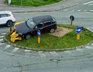BORGARO TORINESE – Incidente: distrutta la Topolino sulla rotonda di via Lanzo (FOTO)