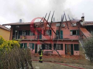 CALUSO – Rodallo: tetto devastato da un incendio