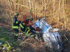 CASTELLAMONTE/TORRE CANAVESE- Incidente sulla Pedemontana, auto ribaltata nel fosso (FOTO E VIDEO)