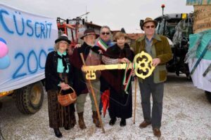 CORIO – Sfilata di Carnevale nonostante il tempo: buon successo (FOTO)