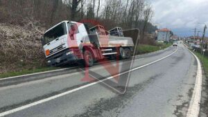 FRONT – Camion esce di strada e finisce nel fosso