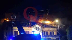 SALASSA – Incendio tetto in Regione Fenale (FOTO e VIDEO)
