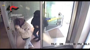CASELLE – Acciuffato uno degli autori della rapina all’Ufficio Postale (FOTO)