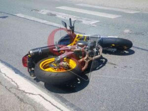 OZEGNA – Brutto incidente in via Fratelli Berra: auto contro moto (FOTO E VIDEO)