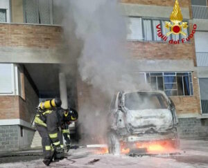 SETTIMO TORINESE – Auto in fiamme in un cortile condominiale