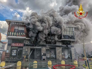 SETTIMO TORINESE – Incendio negozio in via Milano: diverse squadre di VVF sul posto (FOTO)