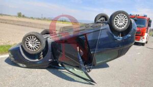 VISCHE – Auto ribaltata sulla Sp84 che collega a Candia Canavese (FOTO)