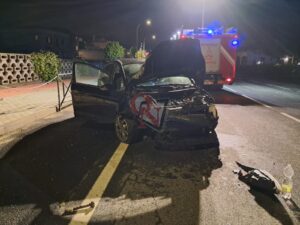 BUSANO – Auto abbatte un palo e si schianta contro le barriere in metallo (FOTO E VIDEO)